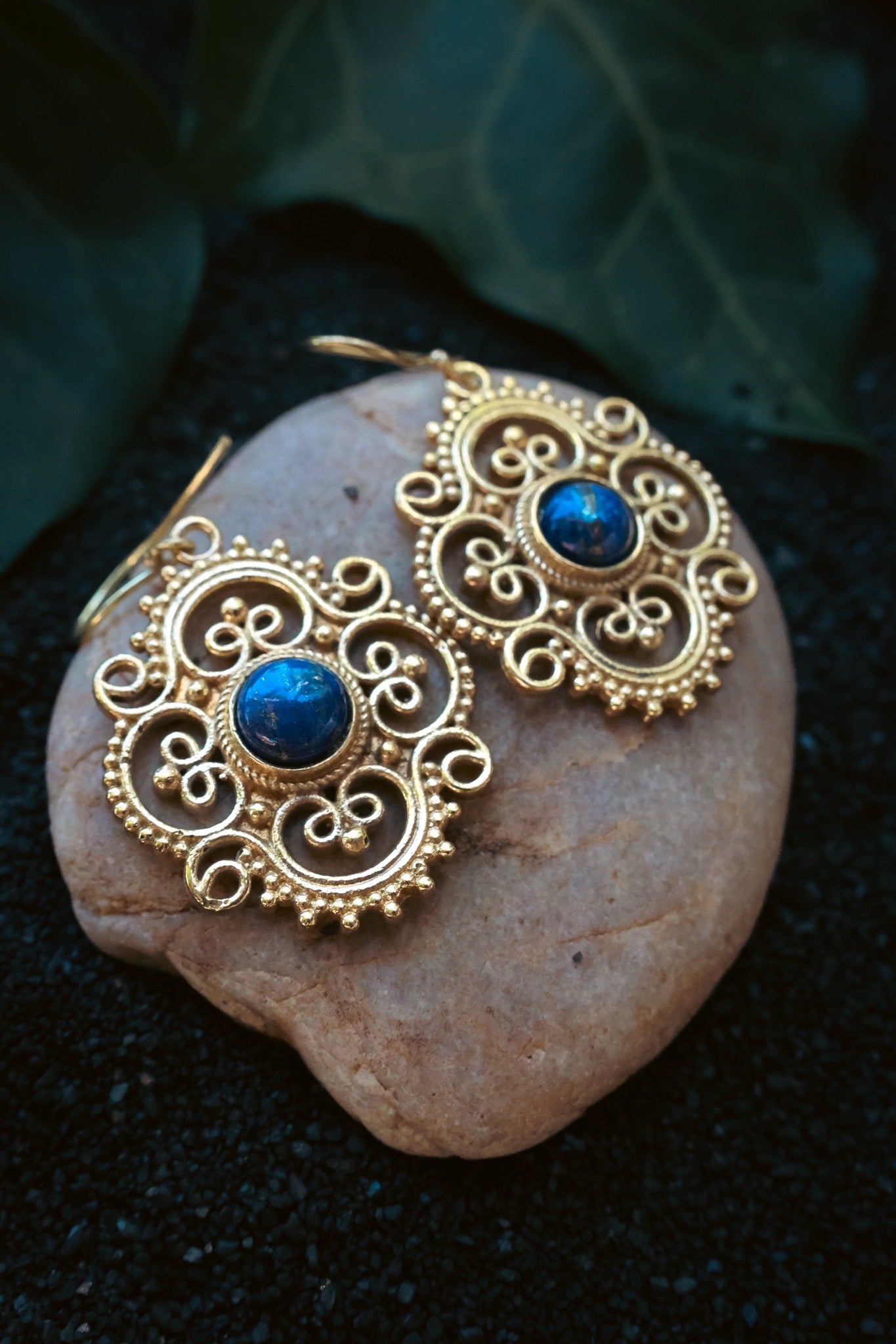 Brass Earrings -Clover - Lapis lazuli