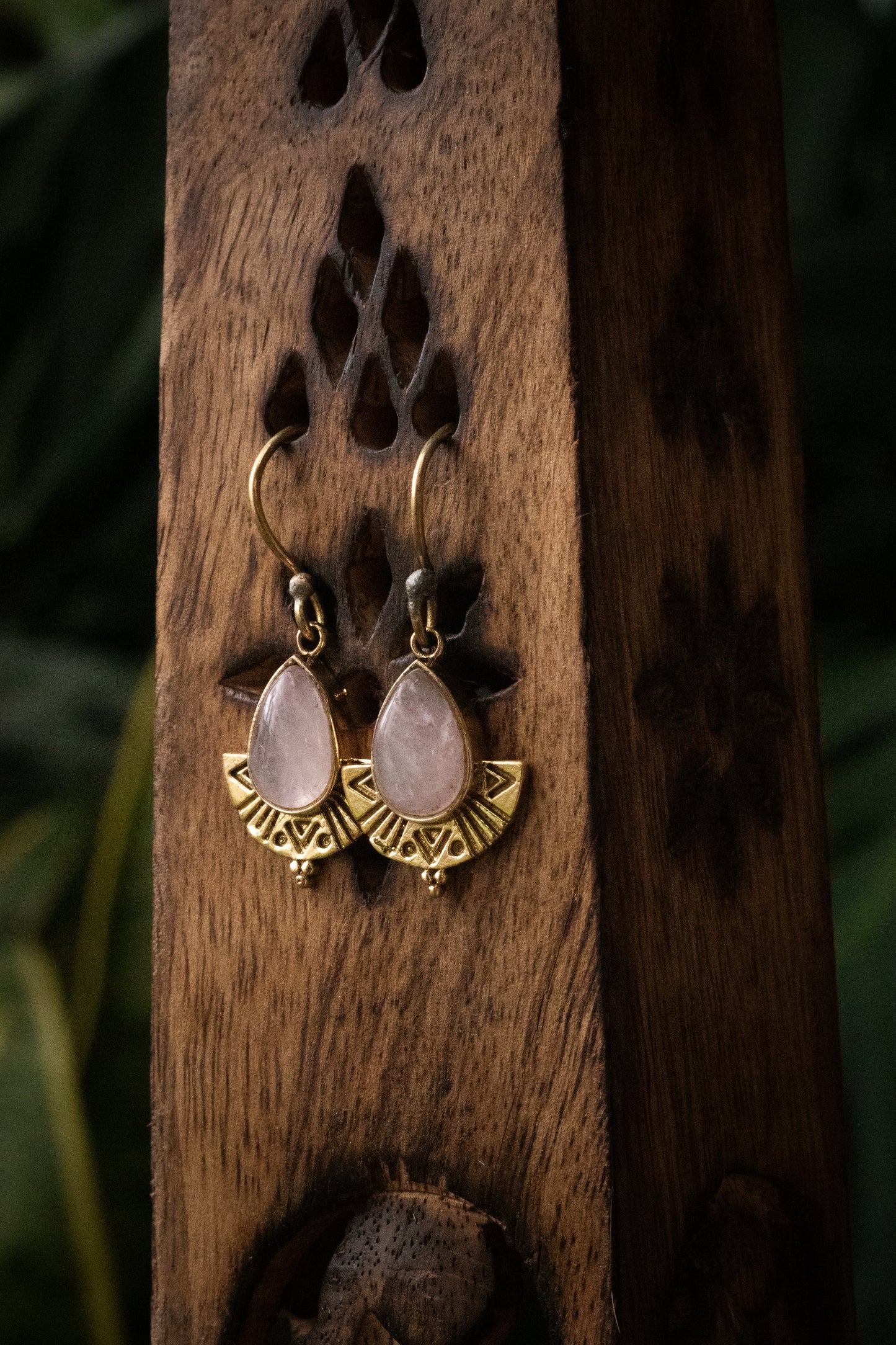 Brass earring - rose quartz