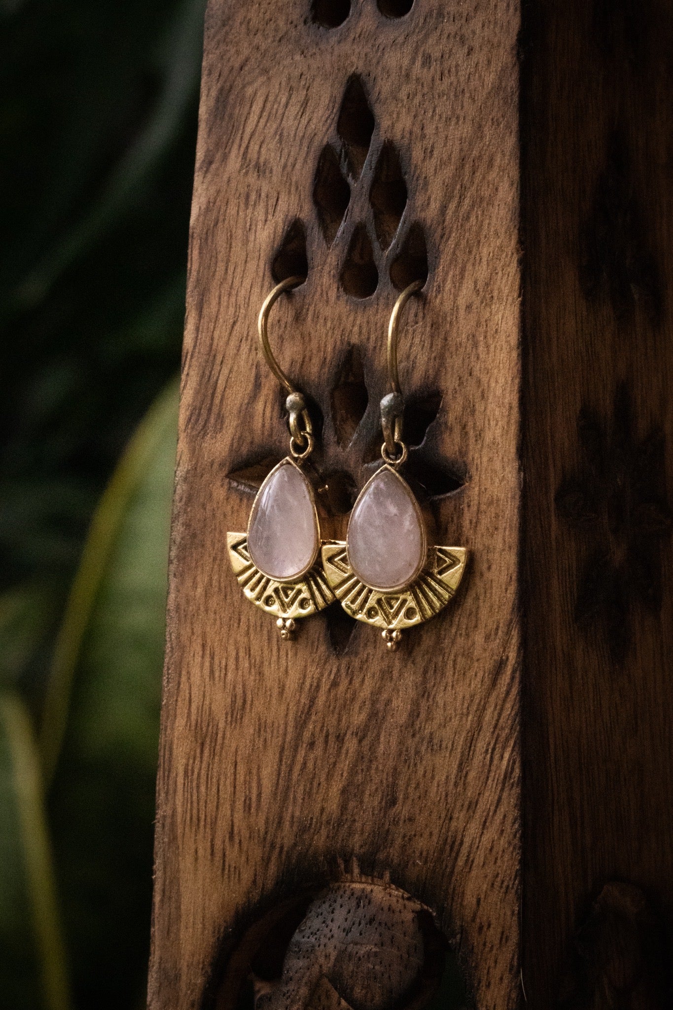 Brass earring - rose quartz