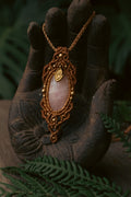 Roe Quarts macrame pendant